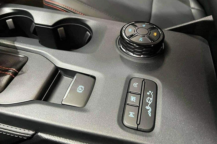 Ngoài ra mẫu bán tải Ranger Raptor 2023 hiệu suất cao còn được trang bị thêm hệ thống kiểm soát hành trình khi di chuyển off-road Trail Control. Tính năng này trước đây chỉ có trên Ford F150 Raptor.