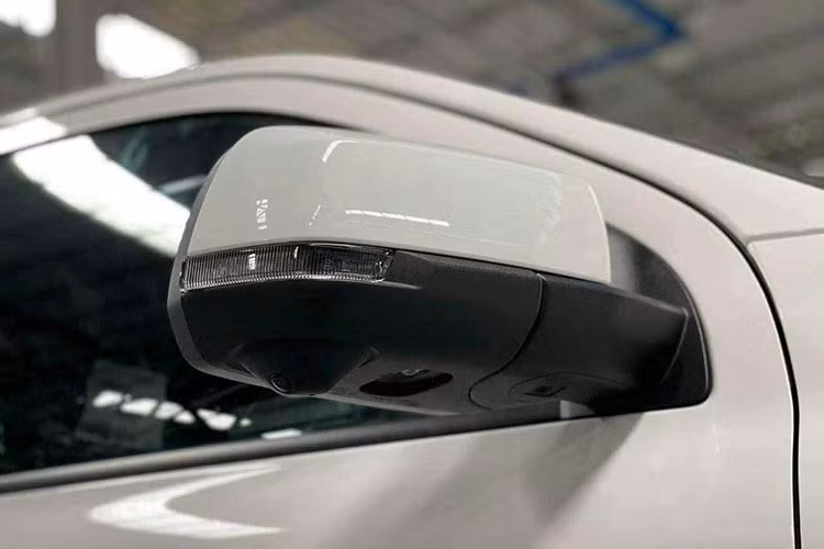 Ngoài ra,so với thế hệ trước Ford Ranger Raptor 2023 còn sở hữu các chi tiết được tinh chỉnh như: cản trước/sau với khung bảo vệ mới, thềm cửa nhôm, tản nhiệt Ranger đặc trưng với dòng ký tự Ford khổ lớn như thường lệ, hốc gió gắn ca pô, 2 móc kéo trước/sau và sticker riêng cho Raptor...