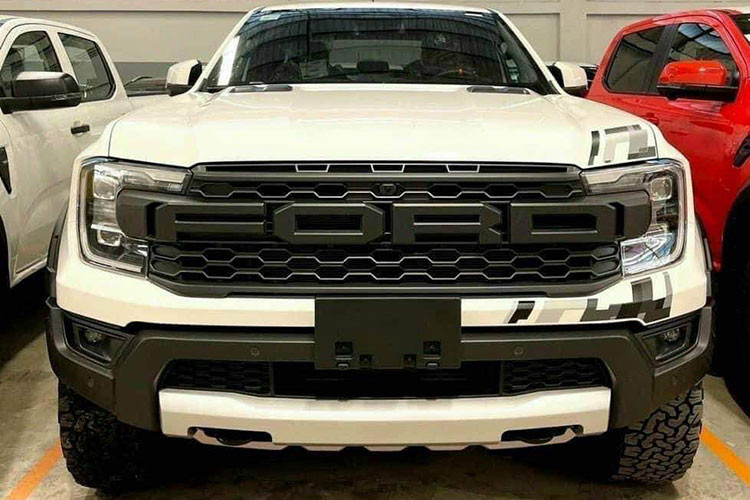 Ford Ranger Raptor 2023 thế hệ mới có thiết kế hầm hố và cơ bắp hơn so với Ranger bản thường. Mặt ca-lăng gây ấn tượng với lưới tản nhiệt cỡ lớn với logo "Ford" nằm giữa, cụm đèn định vị hai bên tạo hình chữ "C" và tích hợp công nghệ LED ma trận.