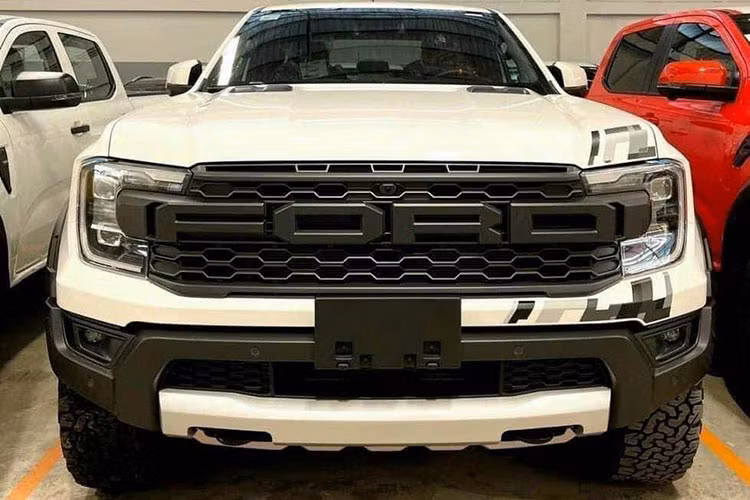 Ford Ranger Raptor 2023 thế hệ mới có thiết kế hầm hố và cơ bắp hơn so với Ranger bản thường. Mặt ca-lăng gây ấn tượng với lưới tản nhiệt cỡ lớn với logo "Ford" nằm giữa, cụm đèn định vị hai bên tạo hình chữ "C" và tích hợp công nghệ LED ma trận.