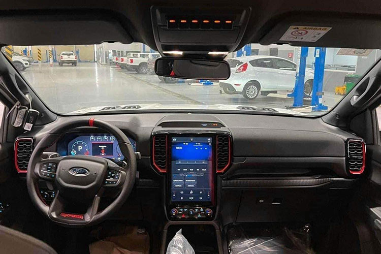 Bên trong, Ford bổ sung một cặp ghế thể thao với những điểm nhấn khác gồm chỉ khâu màu đỏ, vô lăng bọc da cao cấp có sưởi với đệm magie và hệ thống chiếu sáng xung quanh. Các trang bị tiêu chuẩn khác gồm cụm đồng hồ kỹ thuật số 12,4 inch, màn hình cảm ứng trung tâm 12 inch với hệ thống thông tin giải trí SYNC4 và hệ thống âm thanh B&amp;O 10 loa.