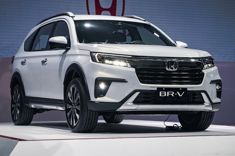 Chiếc xe MPV cỡ nhỏ Honda BR-V 2022 được bán chính hãng tại Philippines với 4 phiên bản, có giá thấp nhất chỉ từ 470 triệu đồng và đắt nhất lên đến 602 triệu đồng. Như vậy, sau khi bán ra tại Thái Lan và Indonesia, Honda BR-V thế hệ thứ hai hiện đã được giới thiệu và bán ra tại Philippines.