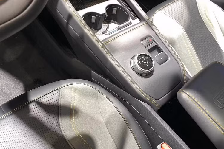 Điểm nhấn của xe còn có sọc kép màu đen nhám trên nắp capô, bên hông và đằng sau xe, chưa hết, 1 huy hiệu rất riêng biệt của Ford Mustang Mach-E GT Twister Special còn xuất hiện ở ngay phía sau chỗ sạc điện của xe, dễ dàng phân biệt với bản Ford Mustang Mach-E GT.