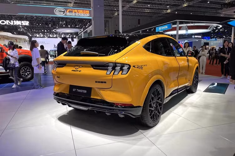 Ford đã mở bán Mustang Mach-E tại Trung Quốc vào tháng 4 năm ngoái và bắt đầu bàn giao xe đến tay khách hàng vào tháng 10. Giá bán khởi điểm từ 265.000 Nhân dân tệ (tương đương khoảng 900 triệu đồng) cho phiên bản tiêu chuẩn và cao nhất là 369.900 Nhân dân tệ (khoảng 1,25 tỷ đồng) cho Mustang Mach-E GT.