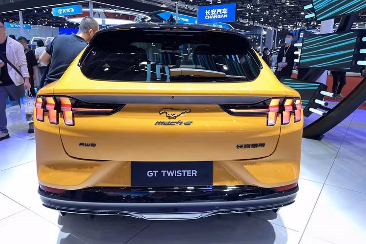 Khi cần phải sạc pin cấp tốc, Ford Mustang Mach-E GT bản đặc biệt cũng dễ dàng hoàn thành việc sạc pin từ 10% lên 80% trong vòng 45 phút nhờ hỗ trợ hệ thống sạc 150 kW, lúc này, chủ xe chỉ việc kết nối với hệ thống sạc nhanh.