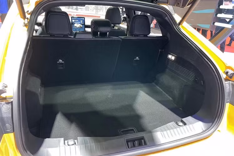 Đồng thời, một số thông tin cho rằng, chiếc xe mới Ford Mustang Mach-E GT Twister Special cũng sẽ nâng cấp các chi tiết nội thất để nó sang hơn, phù hợp với định vị của phiên bản đặc biệt, nhưng Ford Trung Quốc chưa chia sẻ gì nhiều.