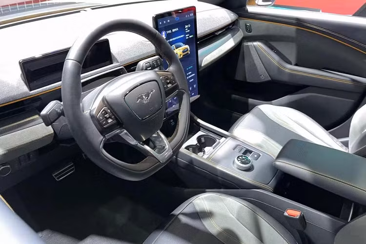 Về sức mạnh, Ford Mustang Mach-E GT Twister Special sử dụng 2 mô tô điện sẽ truyền đến bốn bánh, nhờ đó có thể bơm ra tổng công suất tối đa 480 mã lực cùng mô-men xoắn cực đại 814 Nm. Đây là thông số rất ấn tượng và còn cao hơn 170 mã lực so với xe thể thao Ford Mustang bản tiêu chuẩn sử dụng máy xăng.