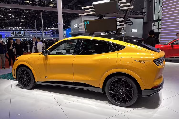 Sức mạnh đáng nể từ khối động cơ điện sẽ giúp chiếc xe Ford Mustang Mach-E GT Twister Special đua nước rút từ vị trí xuất phát lên 96 km/h chỉ trong thời gian 3,8 giây. Cụm pin 88 kWh giúp xe có thể phục vụ chủ nhân trên hành trình dài gần 500 km rồi mới phải sạc đầy trở lại.