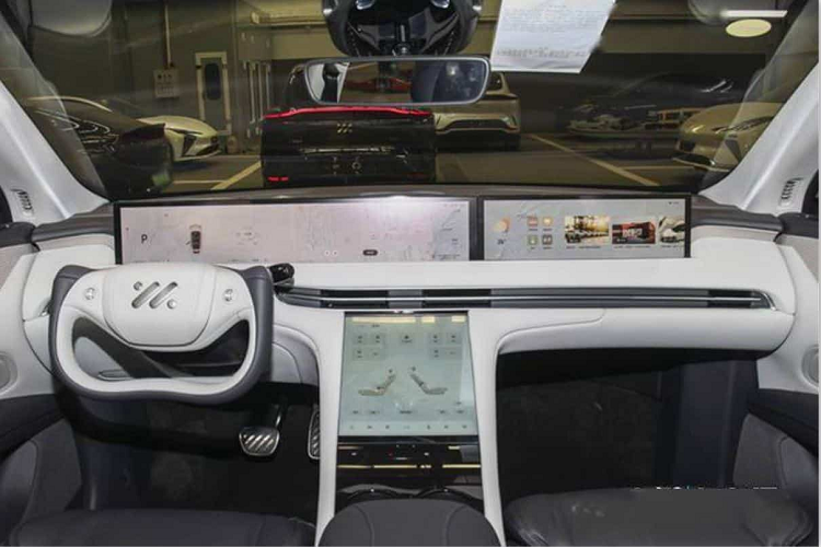 Được định vị là một chiếc SUV coupe, kích thước của IM LS6 lần lượt là 4904/1988/1669mm, chiều dài cơ sở 2950mm, lớn hơn so với NIO ES6. Để tham khảo, kích thước của NIO ES6 là 4854/1995/1703mm và chiều dài cơ sở là 2915mm . Về ngoại hình, đèn hậu của xe thiết kế to bản, phía dưới còn có dải đèn LED thiết kế đối xứng, đằng sau xe có cụm đèn hậu kiểu xuyên suốt.