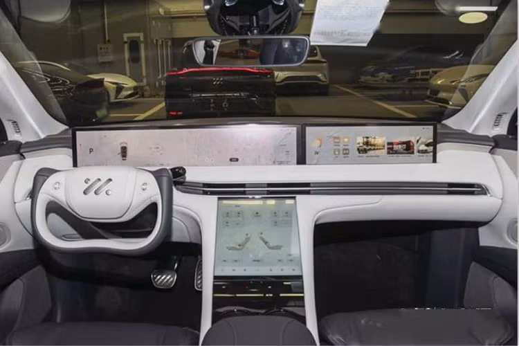 Được định vị là một chiếc SUV coupe, kích thước của IM LS6 lần lượt là 4904/1988/1669mm, chiều dài cơ sở 2950mm, lớn hơn so với NIO ES6. Để tham khảo, kích thước của NIO ES6 là 4854/1995/1703mm và chiều dài cơ sở là 2915mm . Về ngoại hình, đèn hậu của xe thiết kế to bản, phía dưới còn có dải đèn LED thiết kế đối xứng, đằng sau xe có cụm đèn hậu kiểu xuyên suốt.