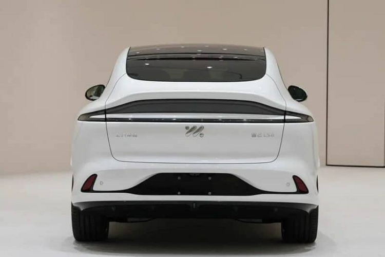 Hình ảnh của SUV coupe điện IM LS6 đã lộ diện trên trang thông tin khai báo của Bộ Công nghiệp và Công nghệ Thông tin Trung Quốc (MIIT), một số thông tin bên lề cho biết, chiếc xe này dự kiến sẽ ra mắt vào Quý 3 năm nay. IM LS6 sẽ cung cấp 2 cấu hình hệ thống truyền động, cả hai đều được trang bị hệ dẫn động bốn bánh bao gồm các động cơ điện kép.