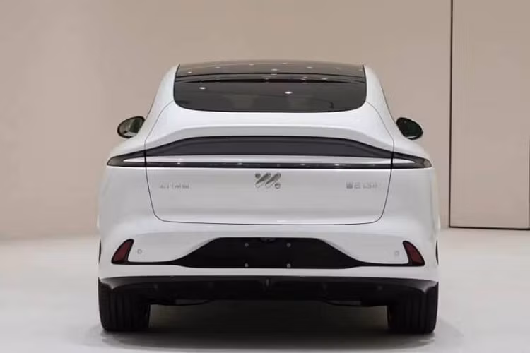 Hình ảnh của SUV coupe điện IM LS6 đã lộ diện trên trang thông tin khai báo của Bộ Công nghiệp và Công nghệ Thông tin Trung Quốc (MIIT), một số thông tin bên lề cho biết, chiếc xe này dự kiến sẽ ra mắt vào Quý 3 năm nay. IM LS6 sẽ cung cấp 2 cấu hình hệ thống truyền động, cả hai đều được trang bị hệ dẫn động bốn bánh bao gồm các động cơ điện kép.