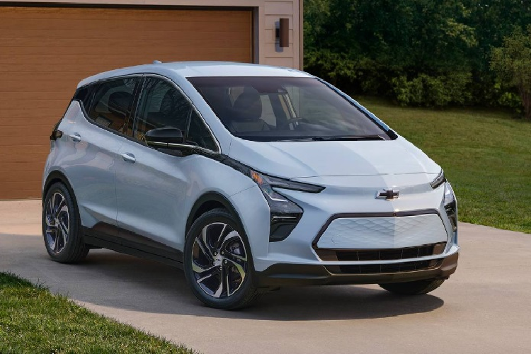 Từ giờ đến cuối năm, General Motors sẽ ngừng sản xuất Chevrolet Bolt EV. Đây vốn là dòng xe điện giá rẻ được nhiều người ưa chuộng tại Mỹ, nhưng hãng vẫn gặp khó khăn trong việc duy trì kinh doanh mẫu xe này. Tuy nhiên, công ty sẽ vẫn tiếp tục theo đuổi sản xuất xe điện bằng mẫu Chevrolet Equinox dự kiến sẽ diễn ra vào cuối năm nay.