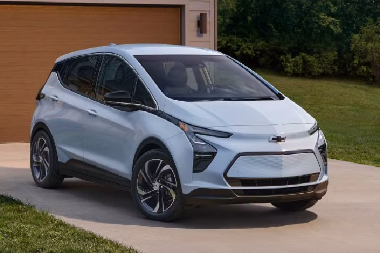 Từ giờ đến cuối năm, General Motors sẽ ngừng sản xuất Chevrolet Bolt EV. Đây vốn là dòng xe điện giá rẻ được nhiều người ưa chuộng tại Mỹ, nhưng hãng vẫn gặp khó khăn trong việc duy trì kinh doanh mẫu xe này. Tuy nhiên, công ty sẽ vẫn tiếp tục theo đuổi sản xuất xe điện bằng mẫu Chevrolet Equinox dự kiến sẽ diễn ra vào cuối năm nay.