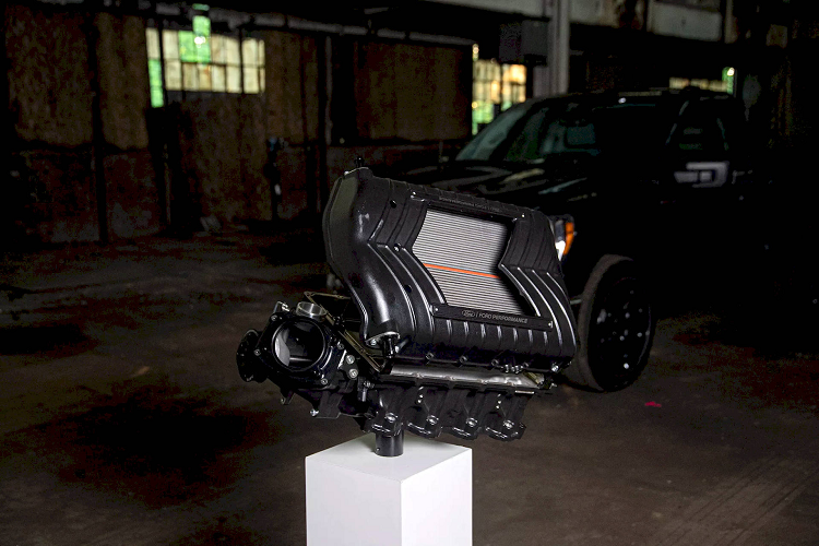 Hiểu được vấn đề, Ford Performance giờ đây cung cấp gói độ mang tên FP700 với tác dụng mang đến sức mạnh gần bằng mức công suất của Raptor R cho những chiếc F-150 thông thường. Tâm điểm nổi bật nhất của gói độ FP700 cho Ford F-150 là bộ siêu nạp Whipple 3.0L do chính Ford Performance thiết kế và phát triển.