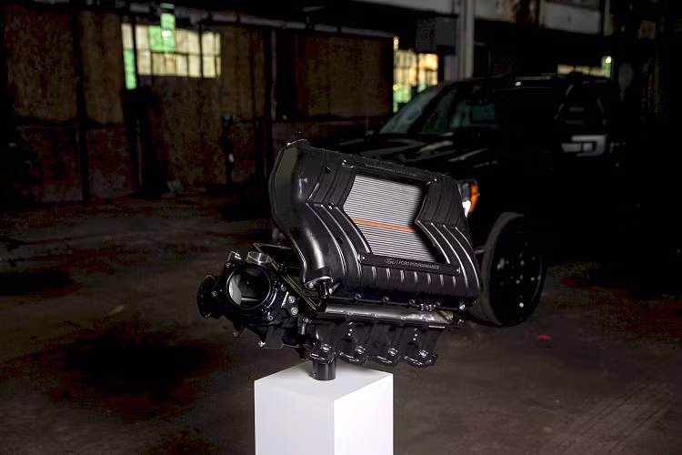 Hiểu được vấn đề, Ford Performance giờ đây cung cấp gói độ mang tên FP700 với tác dụng mang đến sức mạnh gần bằng mức công suất của Raptor R cho những chiếc F-150 thông thường. Tâm điểm nổi bật nhất của gói độ FP700 cho Ford F-150 là bộ siêu nạp Whipple 3.0L do chính Ford Performance thiết kế và phát triển.