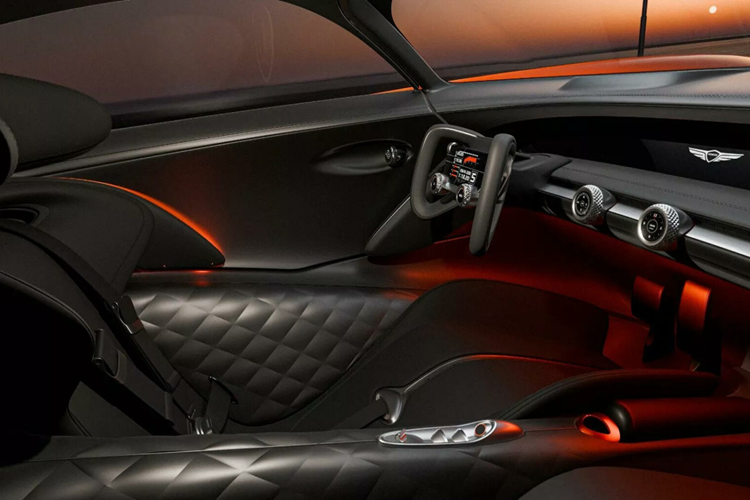 Dải đèn Quad Lights đặc trưng của Genesis bao quanh lưới tản nhiệt Crest và trải dài ra phía sau qua hết bộ mâm kiểu khóa trung tâm. Phần đuôi xe nổi bật với thiết kế hình elip độc đáo, đèn hậu cong mềm mại, phía dưới là bộ khuếch tán gió cỡ lớn, đi kèm đèn phanh kiểu F1.