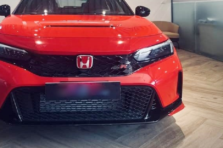 Honda Civic Type R 2023 bán chính hãng tại Việt Nam chỉ giới hạn 18 chiếc, trong đó xe có 5 màu xanh Racing Blue Pearl, đỏ Rallye Red, trắng Championship White, đen Crystal Black Pearl và xám Sonic Grey Pearl, bộ áo được rất nhiều tay chơi xe lựa chọn nhất có vẻ là màu xám.