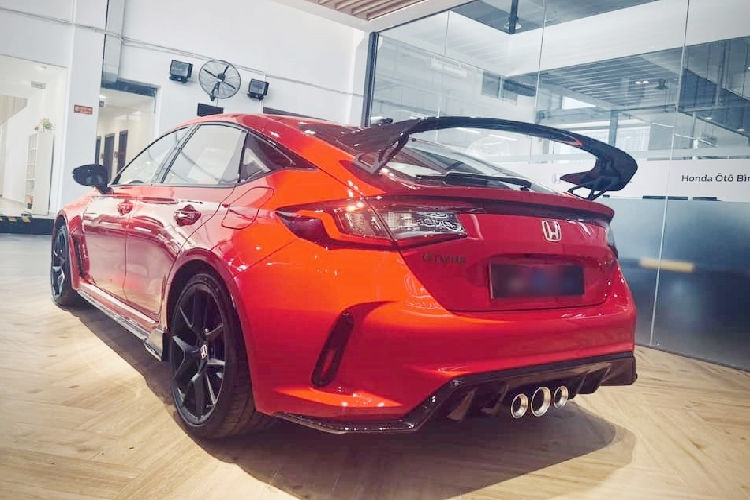 Được biết, chiếc xe đua đường phố Honda Civic Type R 2023 hàng hiếm màu Rallye Red được 1 đại lý xe ở Bình Dương bàn giao cho khách hàng là 1 chủ xưởng độ xe có tiếng ở Sài thành. Garage này chuyên nâng cấp đồ chơi cho các mẫu xe đến từ nhiều thương hiệu như BMW, Mercedes-Benz và còn cả nhiều chiếc xe Honda Civic.