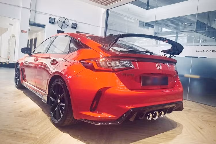 Được biết, chiếc xe đua đường phố Honda Civic Type R 2023 hàng hiếm màu Rallye Red được 1 đại lý xe ở Bình Dương bàn giao cho khách hàng là 1 chủ xưởng độ xe có tiếng ở Sài thành. Garage này chuyên nâng cấp đồ chơi cho các mẫu xe đến từ nhiều thương hiệu như BMW, Mercedes-Benz và còn cả nhiều chiếc xe Honda Civic.