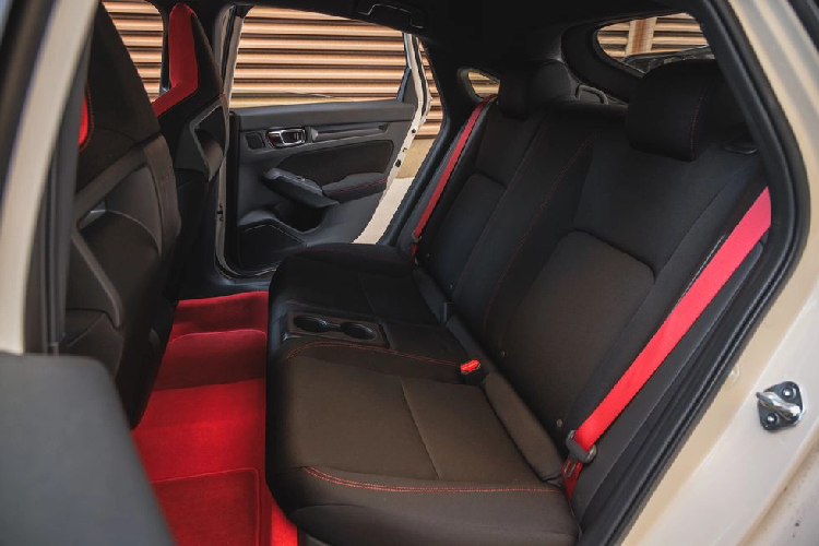 Bên cạnh đó, phiên bản hiệu suất cao của dòng Honda Civic còn có 4 chế độ lái, bao gồm Comfort, Sport, Individual và +R. mức giá xe Honda Civic Type R 2023 hiện đang được bán chính hãng là 2,4 tỷ đồng, chưa bao gồm chi phí lăn bánh.