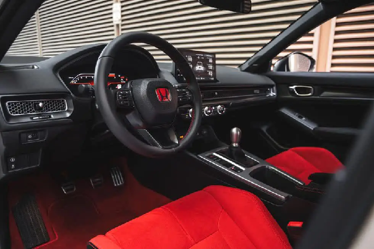 Honda Civic Type R không chỉ đắt nhất dòng Civic mà còn mạnh nhất Việt Nam khi được lắp trái tim 4 xi-lanh thẳng hàng K20C1, dung tích 2.0 lít, tăng áp, sản sinh ra công suất tối đa 315 mã lực tại 6.500 vòng/phút và mô-men xoắn 420 Nm trong khoảng 2.600 đến 4.000 vòng/phút.