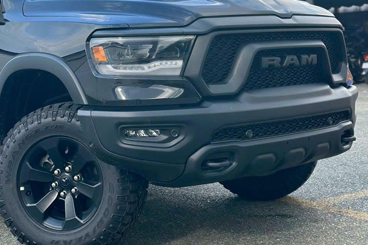 Ở phiên bản RAM 1500 Rebel mới này, các chi tiết mạ crom đã được lược bỏ hoàn toàn và thay vào đó là lớp sơn đen mờ. Bộ mâm 6 chấu 18 inch đơn giản kết hợp lốp đi địa hình thương hiệu Goodyear. Tùy chọn hệ thống treo khí nén giúp RAM 1500 Rebel có thể nâng hạ gầm với khoảng sáng gầm lớn nhất lên tới 274 mm.