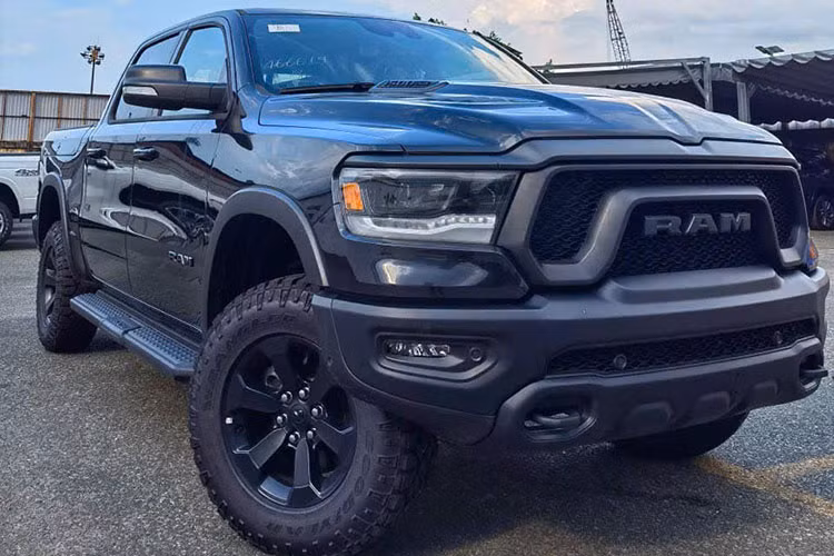 Sau khi ra mắt và bán chính thức tại Việt Nam, RAM Rebel 2023 sẽ là một lựa chọn nữa cho các tay chơi Việt yêu thích dòng bán tải cỡ lớn của Mỹ. Trong bối cảnh các mẫu bán tải đối thủ như Ford F-150 hay Toyota Tundra hiện vẫn chưa xuất hiện tại Việt Nam từ phía các đại lý tư nhân.