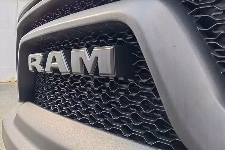 Tại Mỹ, RAM Rebel có 2 tùy chọn động cơ 3.6L V6 tiêu chuẩn và tùy chọn cao cấp hơn là khối động cơ 5.7L V8 HEMI. Nhiều khả năng RAM Rebel sẽ dùng khối động cơ 5.7L V8 HEMI để thỏa lòng các tay chơi Việt và chính vì thứ mức giá cũng sẽ cao hơn do thuế.