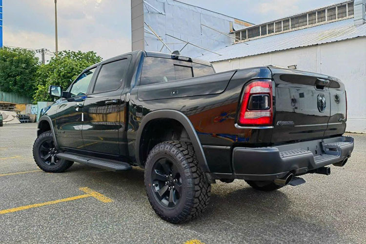 Mẫu bán tải RAM Rebel 2023 cỡ lớn này dự kiến sẽ ra mắt vào cuối tháng 7/2023, giá xe RAM Rebel 2023 chính hãng tại Việt Nam chưa được tiết lộ nhưng được dự đoán là không dưới 5 tỷ đồng.
