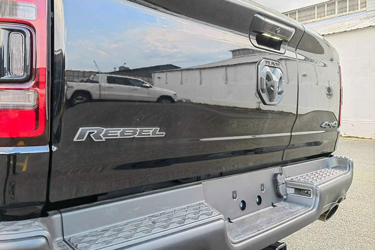 Trong cơ cấu sản phẩm của thương hiệu RAM tại Mỹ với 8 phiên bản, Rebel là phiên bản tầm trung với thiên hướng hầm hố và offroad. Bản Longhorn hay Limited cao hơn sẽ theo thiên hướng sang trọng còn phiên bản đầu bảng TRX sẽ là một chiếc bán tải mạnh mẽ hơn 700 mã lực cho những tay lái thích tốc độ.