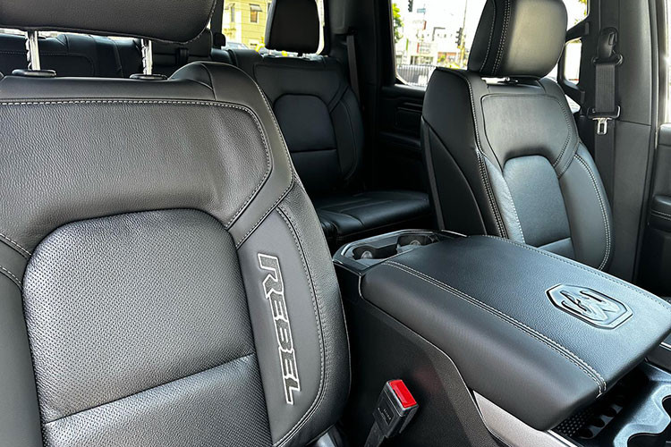 Giống như các phiên bản RAM 1500 khác, ghế cũng có tính năng điều chỉnh đa chiều, chức năng sưởi và làm mát. Các trang bị khác như; màn hình cảm ứng 12 inch hỗ trợ Apple CarPlay/Android Auto, âm thanh Harman Kardon 19 loa, sạc không dây, ghế tích hợp thông gió và sưởi, chìa khóa có chức năng đề nổ từ xa...