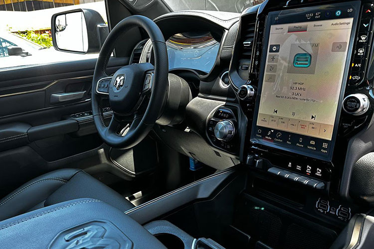 Về nội thất, RAM Rebel được thiết kế rộng rãi với độ thẩm mỹ cao và sự thoải mái. Các chi tiết chỉ thêu và logo được khắc sắc sảo, hai hàng ghế da màu đen chất lượng cao được nhấn nhá bằng đường chỉ nổi bật.