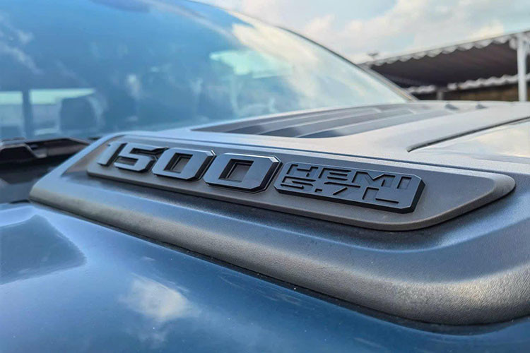 RAM Rebel 2023 khi được trang bị động cơ 5.7L V8 HEMI sẽ cho công suất 395 mã lực và mô-men xoắn 556 Nm, hệ thống dẫn động 4x4 Part-time kết hợp với hộp số tự động 8 cấp và dẫn động 2 cầu. Bản Rebel sẽ có khả năng kéo lớn hơn dù dùng chung động cơ với bản Laramie.