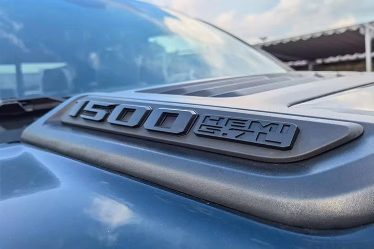 RAM Rebel 2023 khi được trang bị động cơ 5.7L V8 HEMI sẽ cho công suất 395 mã lực và mô-men xoắn 556 Nm, hệ thống dẫn động 4x4 Part-time kết hợp với hộp số tự động 8 cấp và dẫn động 2 cầu. Bản Rebel sẽ có khả năng kéo lớn hơn dù dùng chung động cơ với bản Laramie.