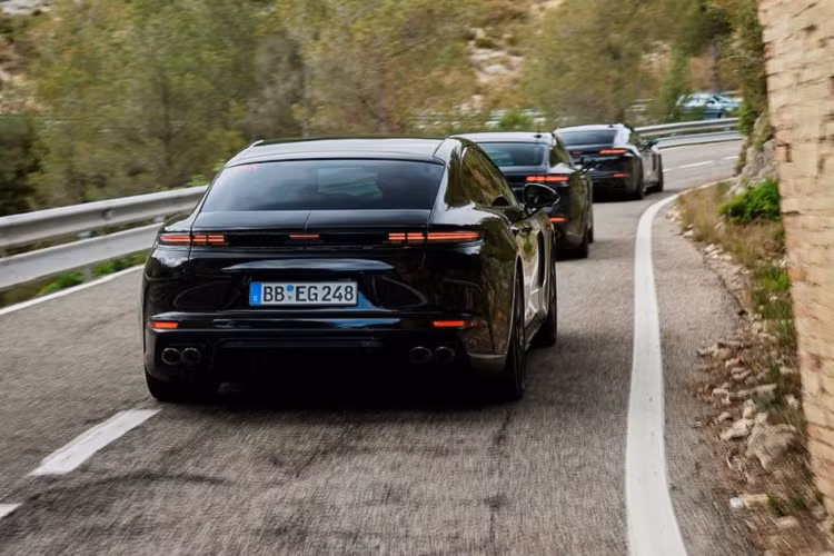 Theo Thomas Friemuth, người đứng đầu dòng sản phẩm Panamera, thế hệ thứ ba của mẫu coupe này sẽ có 3 tùy chọn động cơ PHEV và một phiên bản hiệu suất cao. Trong các thử nghiệm được thực hiện cho đến nay, Porsche đã tính toán và kết luận rằng Panamera 2024 đã sử dụng năng lượng điện nhiều hơn tới 70% so với thế hệ trước.