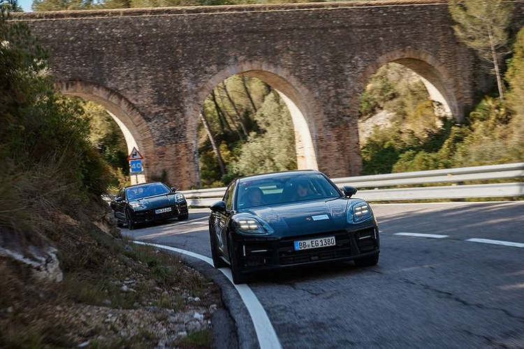 Tất cả các phiên bản Panamera E-Hybrid sẽ có một động cơ điện mạnh hơn thế hệ trước, đi kèm hộp số ly hợp kép 8 cấp mới. Xe được trang bị cụm pin 25,9 kWh và bộ sạc 11 kW. Trong khi đó, các phiên bản động cơ đốt trong được thiết kế để đáp ứng tiêu chuẩn Euro 7 dự kiến có hiệu lực vào năm 2025.