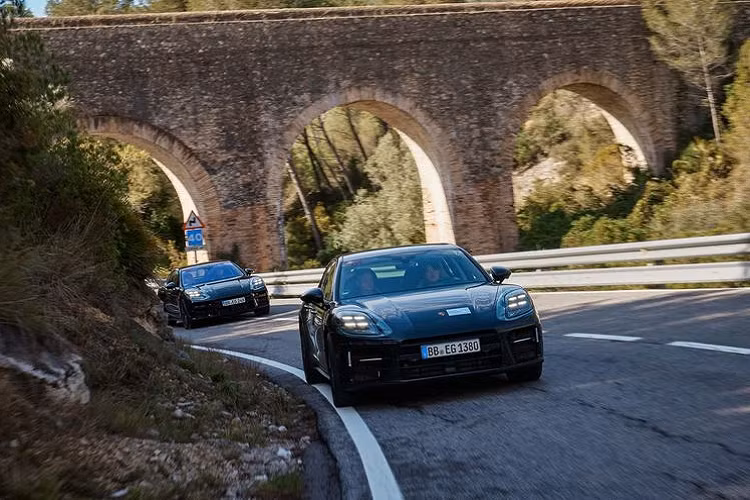 Tất cả các phiên bản Panamera E-Hybrid sẽ có một động cơ điện mạnh hơn thế hệ trước, đi kèm hộp số ly hợp kép 8 cấp mới. Xe được trang bị cụm pin 25,9 kWh và bộ sạc 11 kW. Trong khi đó, các phiên bản động cơ đốt trong được thiết kế để đáp ứng tiêu chuẩn Euro 7 dự kiến có hiệu lực vào năm 2025.