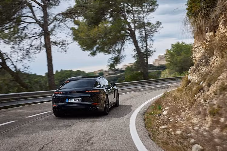 Hệ thống treo khí nén trên Panamera 2024 cũng sẽ được nâng cấp với bộ giảm xóc hai van mới để điều chỉnh độ nén/nảy. Ngoài ra, hệ thống điều khiển giảm chấn chủ động cũng được trang bị trên Panamera mới dưới dạng tùy chọn, nhằm mang lại cảm giác lái năng động và thoải mái hơn. 