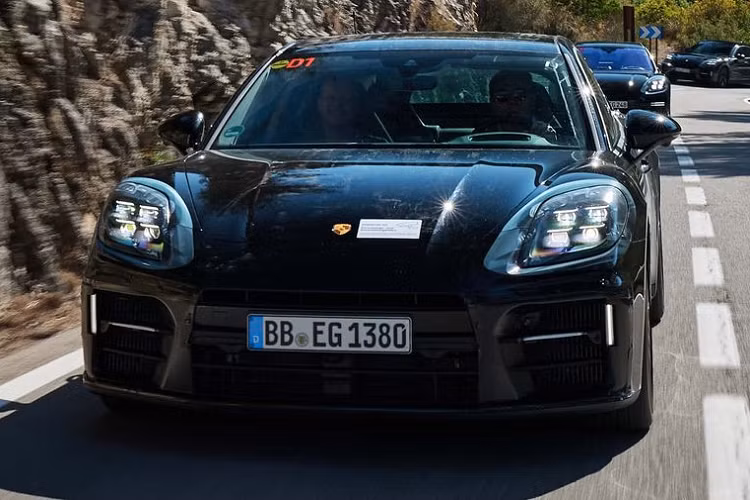 Mẫu xe thể thao bốn cửa nhà Porsche sẽ được cung cấp ít nhất bốn loại động cơ plug-in hybrid. Điều này cho thấy cam kết của hãng với tương lai “xanh hóa” dải sản phẩm. Thậm chí, ở một số thị trường, Porsche sẽ bán Panamera với chỉ các phiên bản động cơ điện khí hóa.