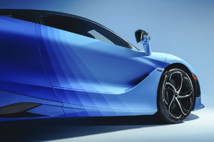 Các sắc độ xanh chuyển đổi từ xanh lam quang phổ (Spectrum Blue) đến xanh lam ánh kim (Metallic Aurora Blue), các sắc độ của màu cam thay đổi từ cam quang phổ (Spectrum Orange) đến màu đỏ ánh kim Gamma (Gamma Red Metallic), còn với màu xám thì có sự dịch chuyển từ xám quang phổ (Spectrum Grey) đến xám kim loại thiên thạch (Metallic Meteorite Grey). Và để tạo nên dấu ấn khác biệt trong màu sắc, phần cánh sau của 750S được hoàn thiện trong sắc màu tương phản với tổng thể xe.