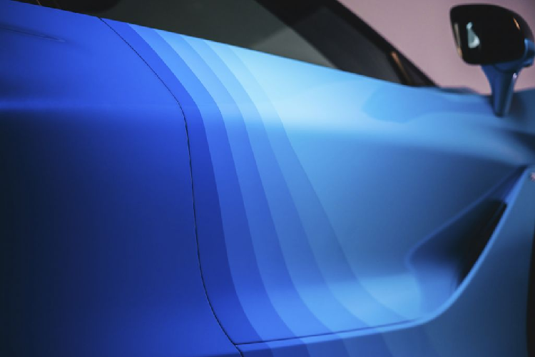 Chủ đề quang phổ được McLaren mang đến qua ba biến thể - Spectrum Blue (quang phổ xanh dương), Spectrum Grey (quang phổ xám) và Spectrum Orange (quang phổ cam) – với các màu sắc có thể kết hợp và tương thích với những tùy chọn cá nhân hóa khác ở MSO, bao gồm những đường viền trang trí da trong nhiều màu sắc khác nhau, biển trang trí có khắc dấu thể hiện tính bespoke và các huy hiệu MSO mang sắc màu quang phổ được sơn bằng tay ở vị trí ngưỡng cửa xe làm từ chất liệu carbon nay đã mở rộng hơn.