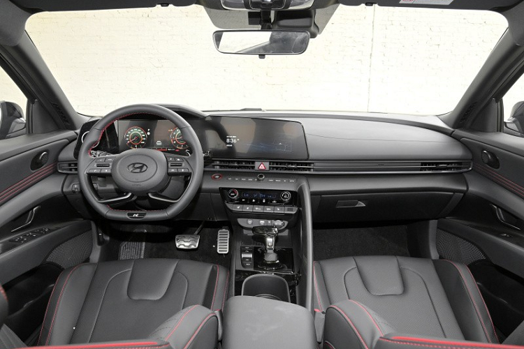 Đồng thời, các dải trang trí chi tiết màu đỏ cũng trang trí viền dưới ở hai bên, ăn khớp với hình bánh xe độc đáo, mang lại cảm giác thể thao. Phần đuôi xe, mẫu xe Hyundai Elantra N-line 2024 sẽ tiếp tục sử dụng thiết kế đèn hậu xuyên thấu, dải đèn hai bên kết hợp các chi tiết thiết kế hình chữ T nên rất dễ nhận biết.