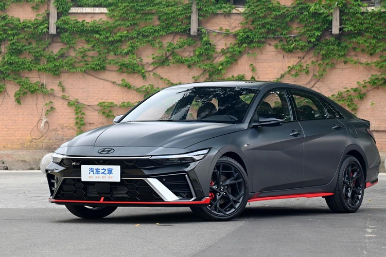 Các nan của lưới tản nhiệt được tô điểm bằng các chi tiết hình vảy, cùng với khe hút gió ba giai đoạn bên dưới và chi tiết môi phía trước màu đỏ, giúp nâng cao đáng kể cảm giác thể thao cho chiếc xe này. Đồng thời, nhiều đường gân nổi lên của động cơ cũng tăng thêm cảm giác cơ bắp cho chiếc xe. Ở bên hông thân xe, Hyundai Elantra N-line vẫn sử dụng thiết kế vòng eo rất sắc sảo, tạo hiệu ứng ba chiều mạnh mẽ. 