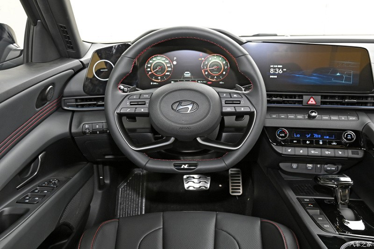 Hai bên thùng sau mang lại cảm giác thiết kế tương đối khỏe khoắn và đậm chất thể thao. Bước vào bên trong xe, Hyundai Elantra N-line 2024 áp dụng thiết kế màn hình đôi “lệch pha” gồm đồng hồ full LCD + màn hình điều khiển trung tâm dạng treo kích thước lớn, vô-lăng 2 chấu đa chức năng mang đến không khí trẻ trung. 