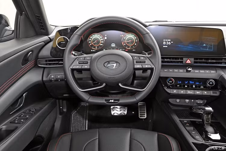 Hai bên thùng sau mang lại cảm giác thiết kế tương đối khỏe khoắn và đậm chất thể thao. Bước vào bên trong xe, Hyundai Elantra N-line 2024 áp dụng thiết kế màn hình đôi “lệch pha” gồm đồng hồ full LCD + màn hình điều khiển trung tâm dạng treo kích thước lớn, vô-lăng 2 chấu đa chức năng mang đến không khí trẻ trung. 