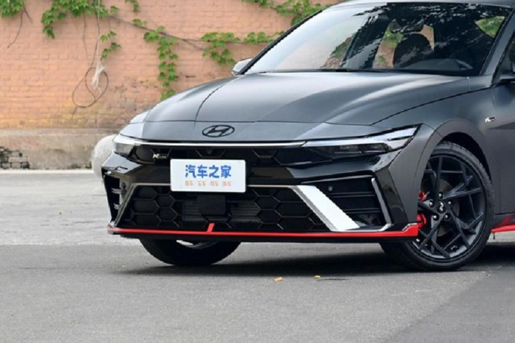 Đồng thời, giống như phiên bản N Line, logo N và màu đen phù hợp được bổ sung thêm vào các chi tiết vô lăng và ghế ngồi tạo cảm giác dễ nhận biết. Về sức mạnh, Hyundai Elantra N-line 2024 ra mắt thị trường Trung Quốc được tiết lộ sẽ tiếp tục được trang bị động cơ 1.5 lít và 1.4 lít, hệ truyền động kết hợp với hộp số ly hợp kép 7 cấp CVT. Thông số chi tiết và giá xe Hyundai Elantra N-line 2024 sẽ có vào cuối tháng nay.