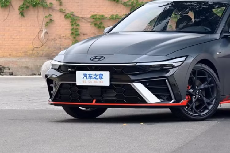 Đồng thời, giống như phiên bản N Line, logo N và màu đen phù hợp được bổ sung thêm vào các chi tiết vô lăng và ghế ngồi tạo cảm giác dễ nhận biết. Về sức mạnh, Hyundai Elantra N-line 2024 ra mắt thị trường Trung Quốc được tiết lộ sẽ tiếp tục được trang bị động cơ 1.5 lít và 1.4 lít, hệ truyền động kết hợp với hộp số ly hợp kép 7 cấp CVT. Thông số chi tiết và giá xe Hyundai Elantra N-line 2024 sẽ có vào cuối tháng nay.