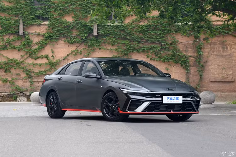 Là mẫu xe mới trong phiên bản facelift giữa kỳ, vì thế, mẫu xe sedan Hyundai Elantra N-line 2024 đã nâng cấp ngoại hình và bổ sung thêm các gói phiên bản N Line để đáp ứng nhu cầu thẩm mỹ của nhiều người dùng khác nhau. Nhìn vào ngoại hình, mặt trước của xe đã được cập nhật theo phong cách thiết kế mới nhất, hình dáng phẳng tạo hiệu ứng thân xe rộng.