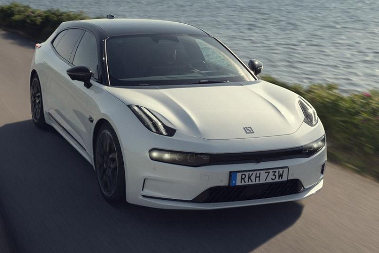 Công ty cũng tuyên bố 001 FR là chiếc xe được sản xuất hàng loạt nhanh nhất thế giới. Việc đặt hàng 001 FR đã bắt đầu từ hôm nay nhưng giá vẫn chưa được tiết lộ. Zeekr thông báo rằng 001 FR đã nhận được 99 đơn đặt hàng, chỉ sau 15 giây họ triển khai. Việc giao hàng dự kiến sẽ bắt đầu vào tháng 10 và chỉ có 99 chiếc được giao mỗi tháng.